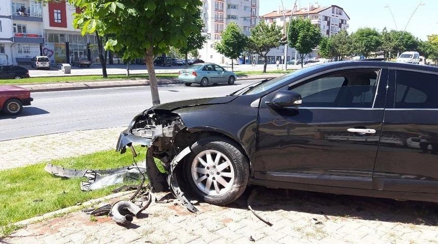 Otomobil Ağaca &Ccedil;arptı: 1 Yaralı