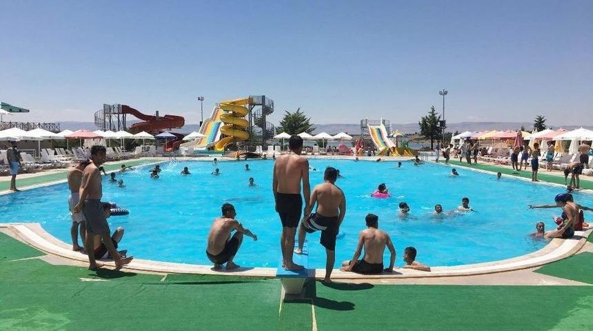 Sıcaktan Bunalan Vatandaşlar Havuzlara Akın Ediyor