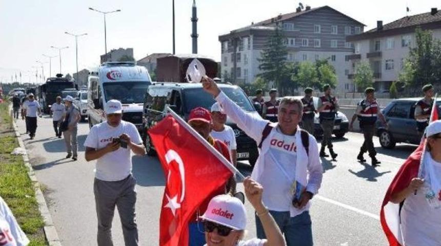 Adalet Y&uuml;r&uuml;y&uuml;ş&uuml;'nde Ayak Tabanlığı Dağıttı