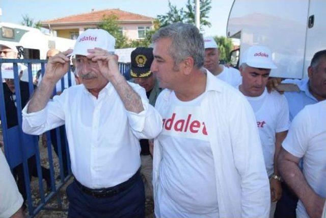 Adalet Yürüyüşü'nde Ayak Tabanlığı Dağıttı