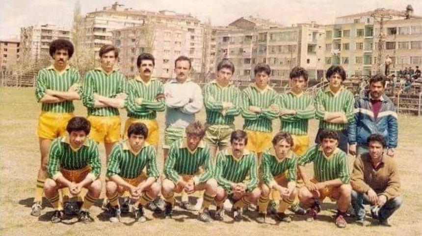 Şampiyonluğu Kutlamak İ&ccedil;in Eski Oyuncular Objektif Karşısına Ge&ccedil;ti