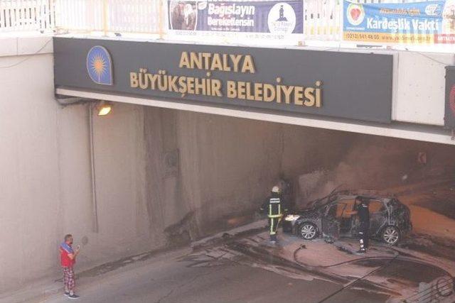 Antalya’da Duvara Çarpan Araç Yandı: 1 Yaralı