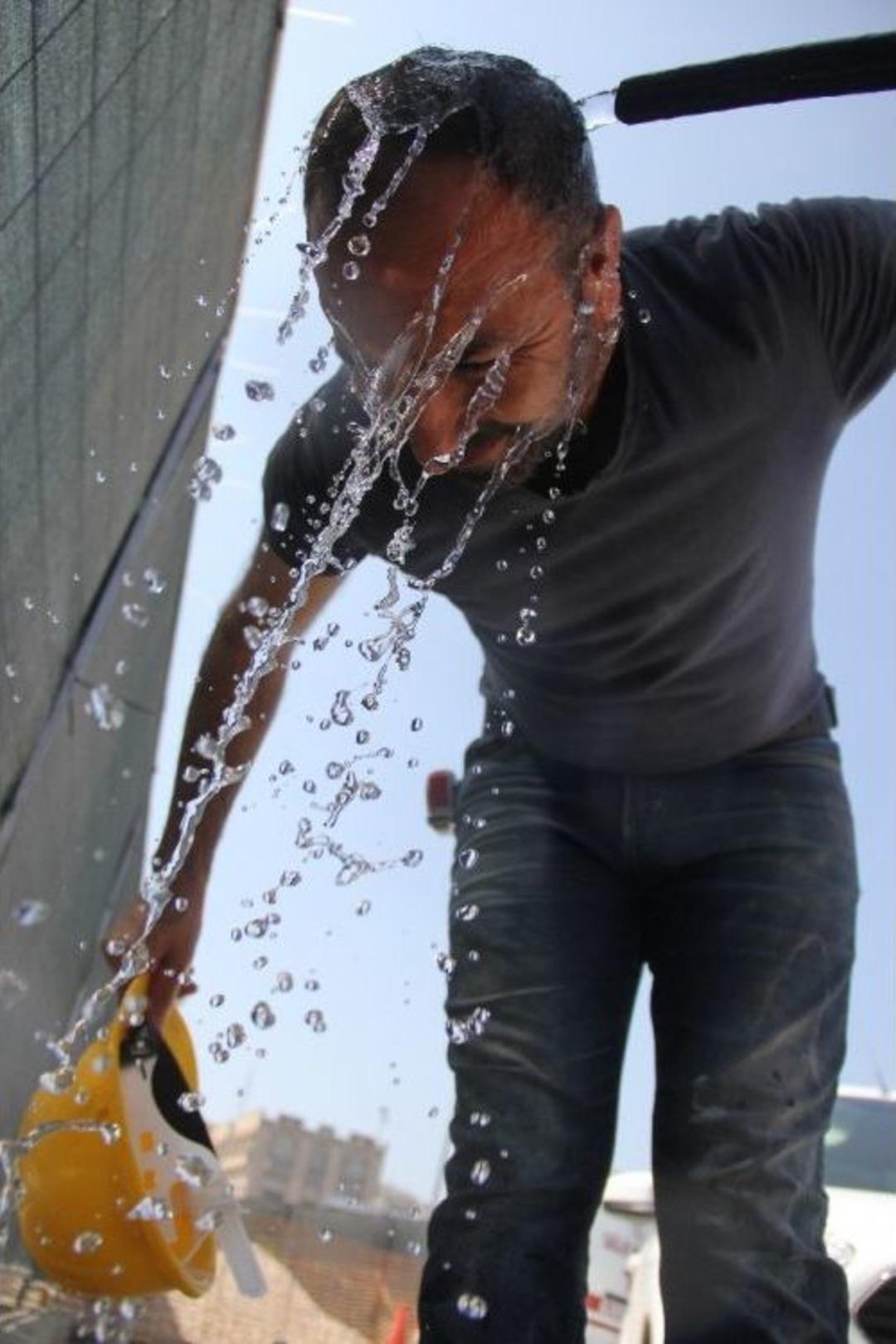 44 Derece Sıcakta &Ccedil;alışan İş&ccedil;i Hortumla Serinledi