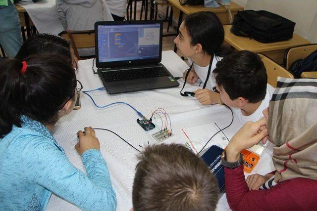 Öğrenciler Elektronik Devrelerini Programladılar