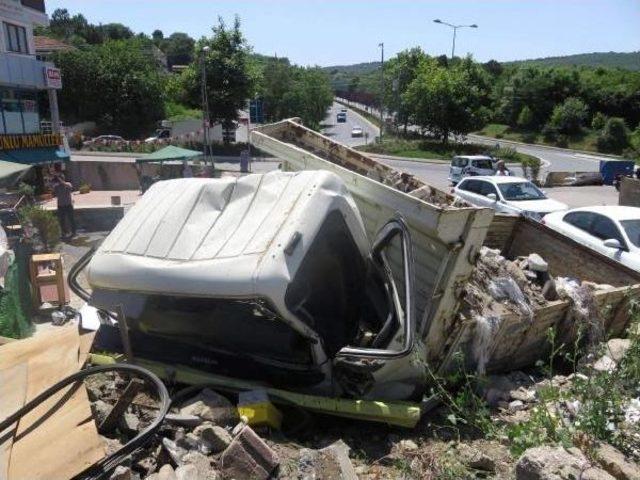 Beykoz'da Moloz Yüklü Kamyon Kaza Yaptı : 1 Yaralı