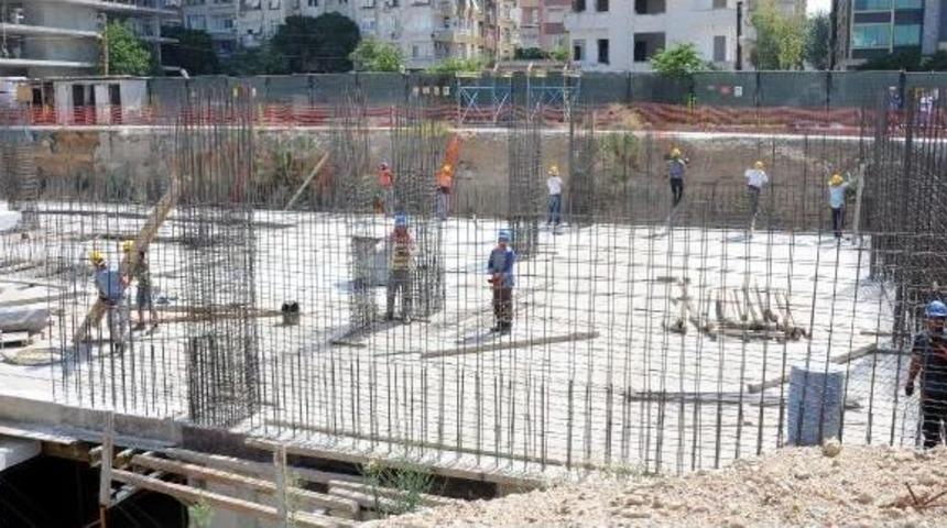 İnşaat Iş&ccedil;ilerinin Sıcakta Zorlu Mesaisi