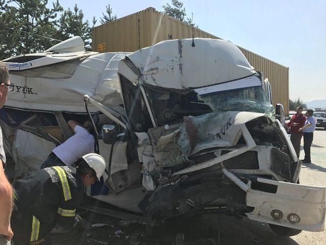 Servis Minibüsü Kazası Güvenlik Kameralarına Yansıdı