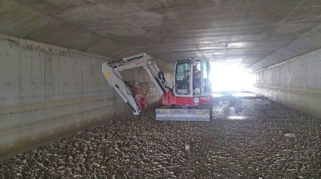 Zaferiye Mahallesinde 4 Bin 800 Metrelik Dere Temizliği