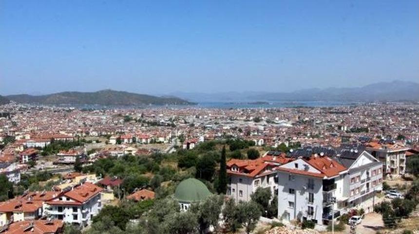 Fethiye'de Asfalt Eriten Sıcaklar Hayatı Durdurdu