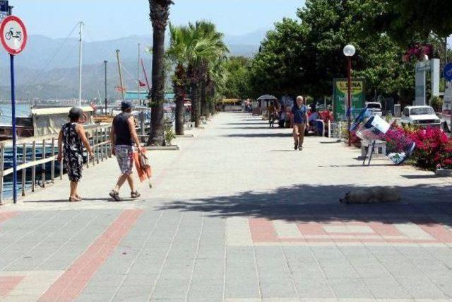 Fethiye'de Asfalt Eriten Sıcaklar Hayatı Durdurdu