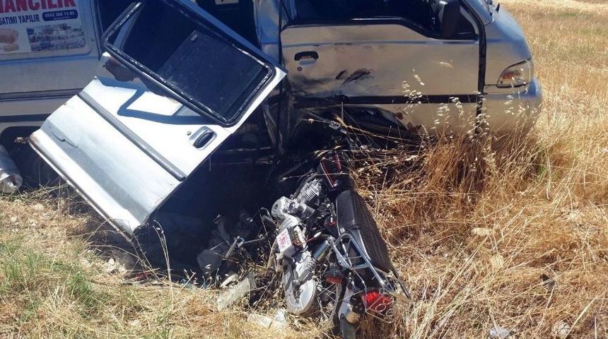 Motosikletle Midib&uuml;s &Ccedil;arpıştı: 1 &Ouml;l&uuml;, 1 Yaralı