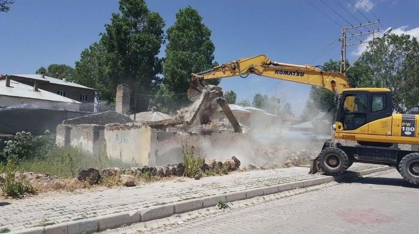 &Ccedil;aldıran&rsquo;daki Metruk Yapılan Yıktırılıyor