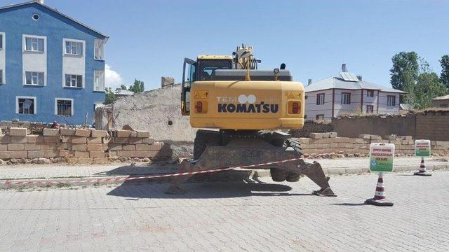 Çaldıran’daki Metruk Yapılan Yıktırılıyor