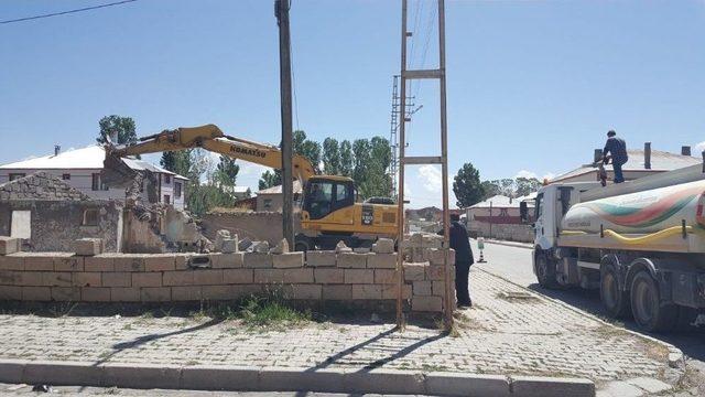 Çaldıran’daki Metruk Yapılan Yıktırılıyor