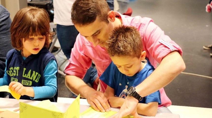 &Ccedil;ocuklar, Aileleriyle Kağıt M&uuml;zesi&rsquo;nde &Ouml;ğrenerek Eğlendi