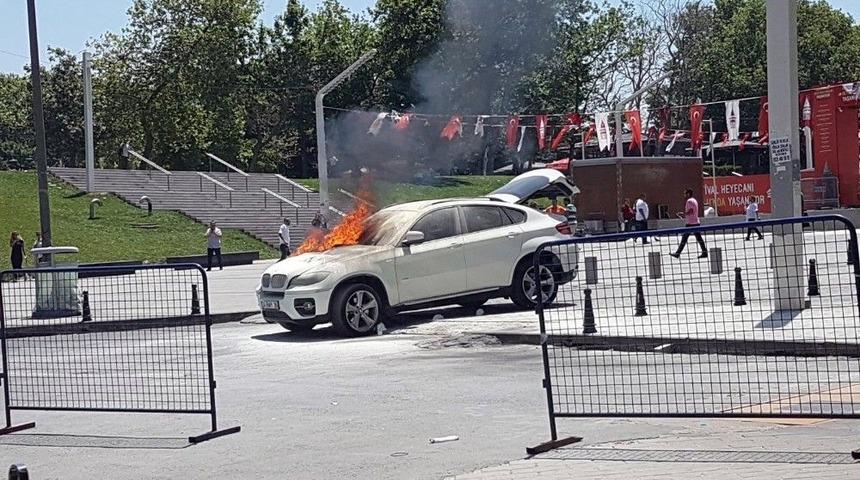 Taksim&rsquo;de Panik Anları, L&uuml;ks Cip Alev Alev Yandı