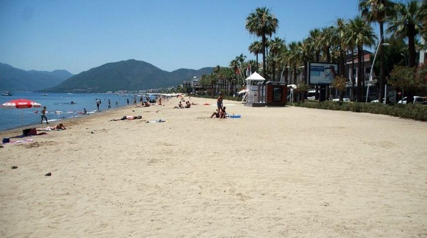 Marmaris&rsquo;te Aşırıcı Sıcak Sahilleri Boşalttı