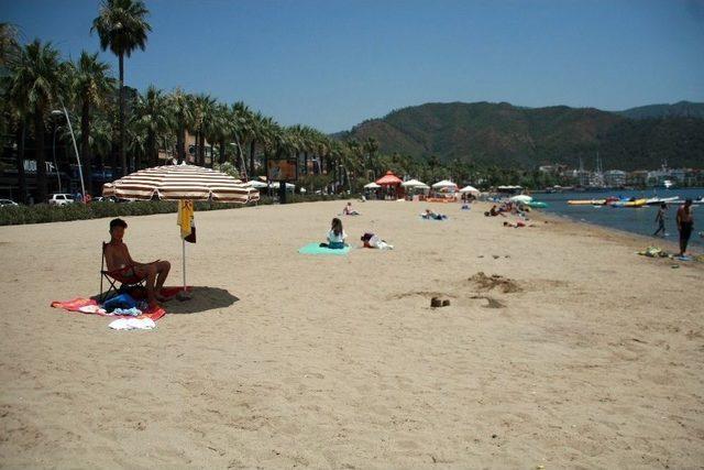 Marmaris’te Aşırıcı Sıcak Sahilleri Boşalttı