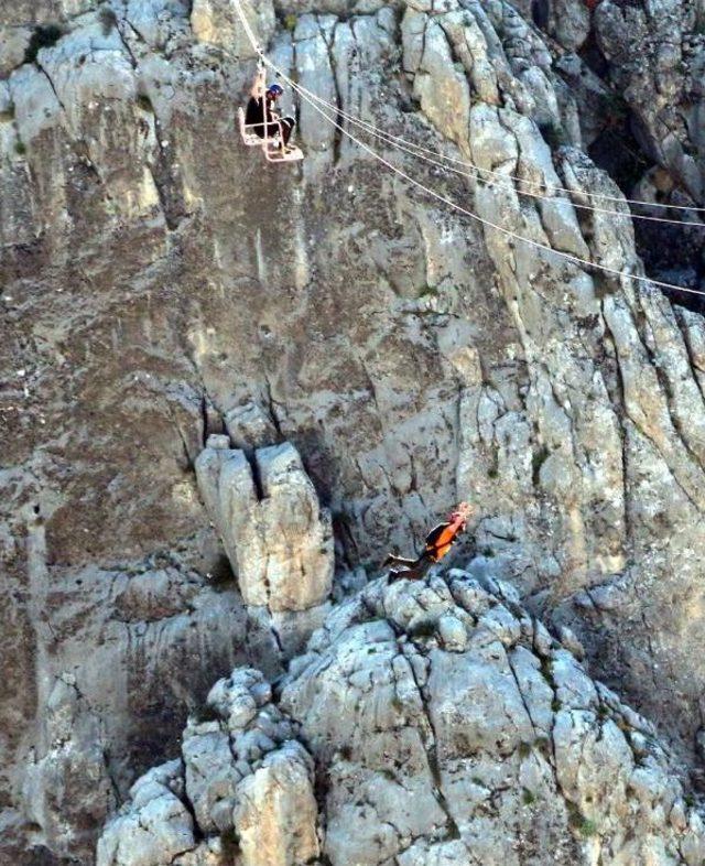 Karanlık Kanyon'da Nefes Kesen Atlayış