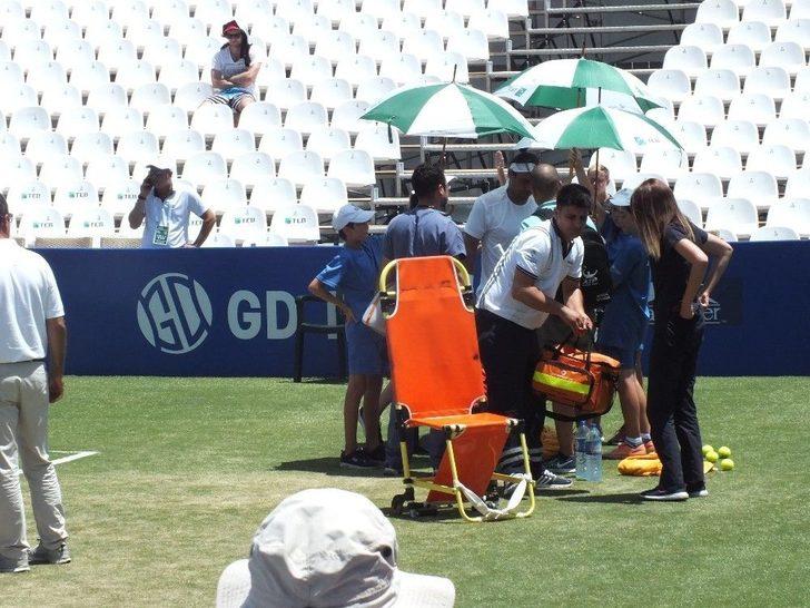 Aşırı Sıcaklar Tenisçiyi Bayılttı G1