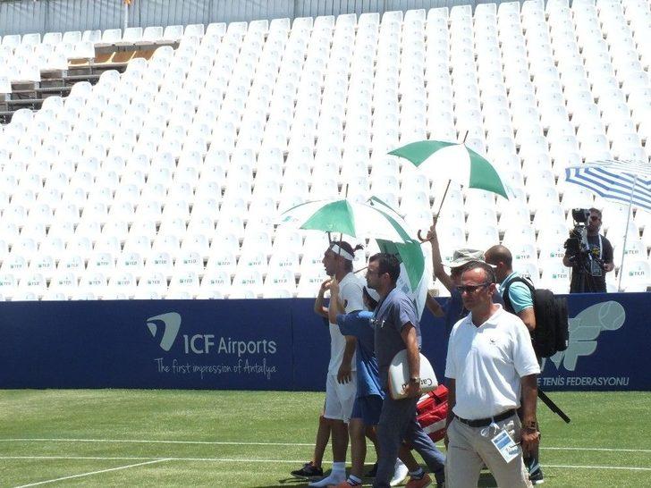Aşırı Sıcaklar Tenisçiyi Bayılttı G2