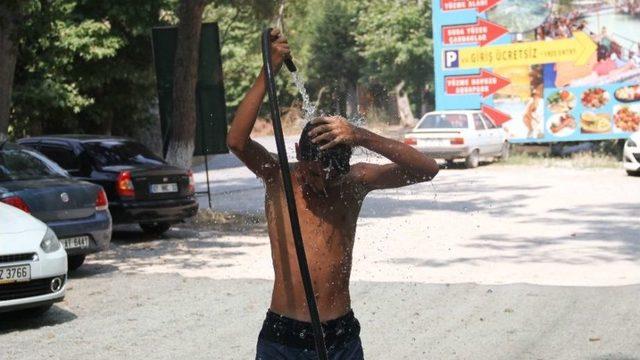 Alanya’da Sıcaktan Bunalanlar Kendilerini Serin Sulara Attı