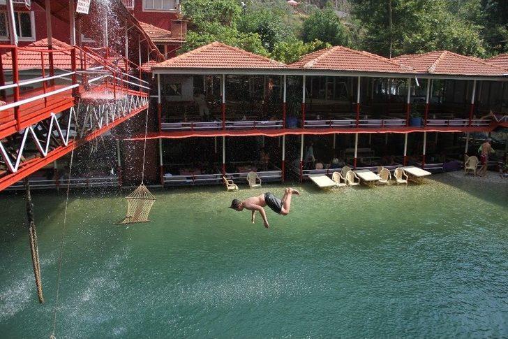 Alanya’da Sıcaktan Bunalanlar Kendilerini Serin Sulara Attı G2