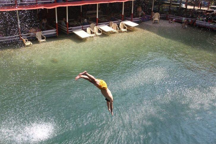 Alanya’da Sıcaktan Bunalanlar Kendilerini Serin Sulara Attı G3