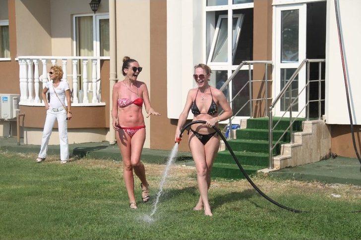 Alanya’da Sıcaktan Bunalanlar Kendilerini Serin Sulara Attı G4