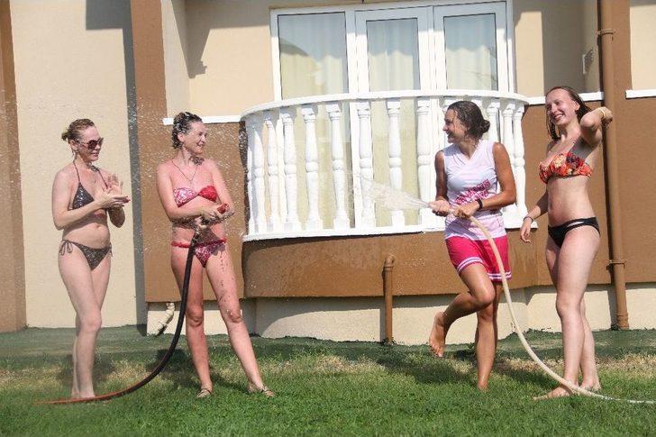 Alanya’da Sıcaktan Bunalanlar Kendilerini Serin Sulara Attı G5