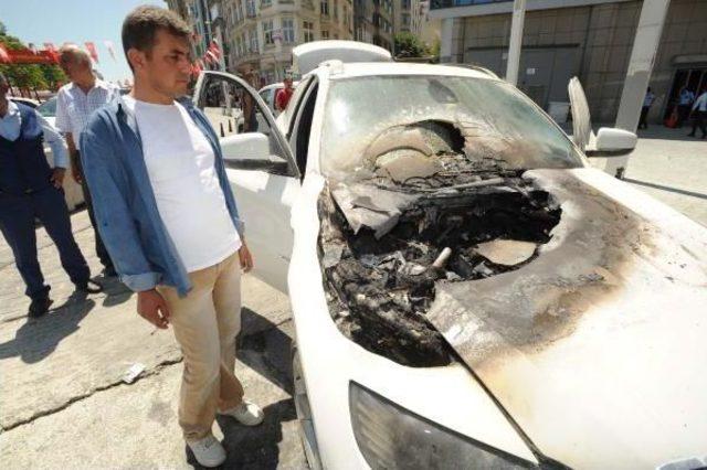 Taksim Meydanı'nda Lüks Araç Alev Aldı