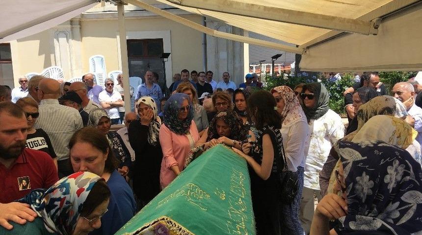 Büyükada’da 4’üncü Kattan Düşerek Hayatını Kaybeden Genç Kız Son Yolculuğuna Uğurlandı