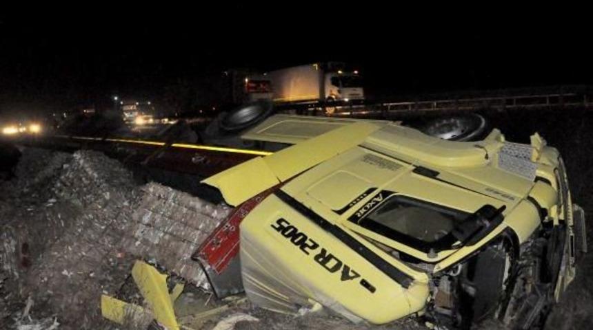 Tır Şarampole Devrildi: 1 &Ouml;l&uuml;, 1 Yaralı