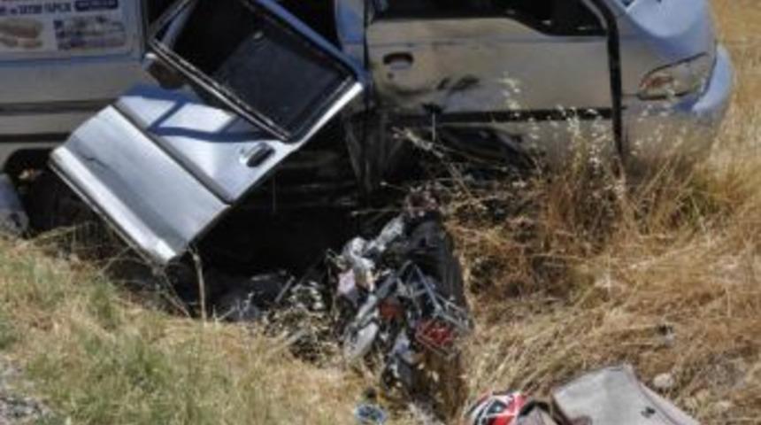 Adıyaman'da Minib&uuml;sle &Ccedil;arpışan Motosikletli &Ouml;ld&uuml;