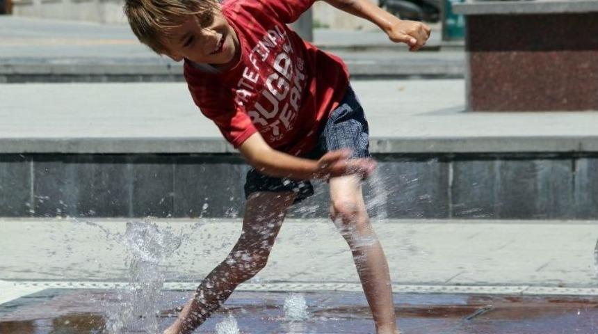 &Ccedil;ocuklar S&uuml;s Havuzunda Serinledi