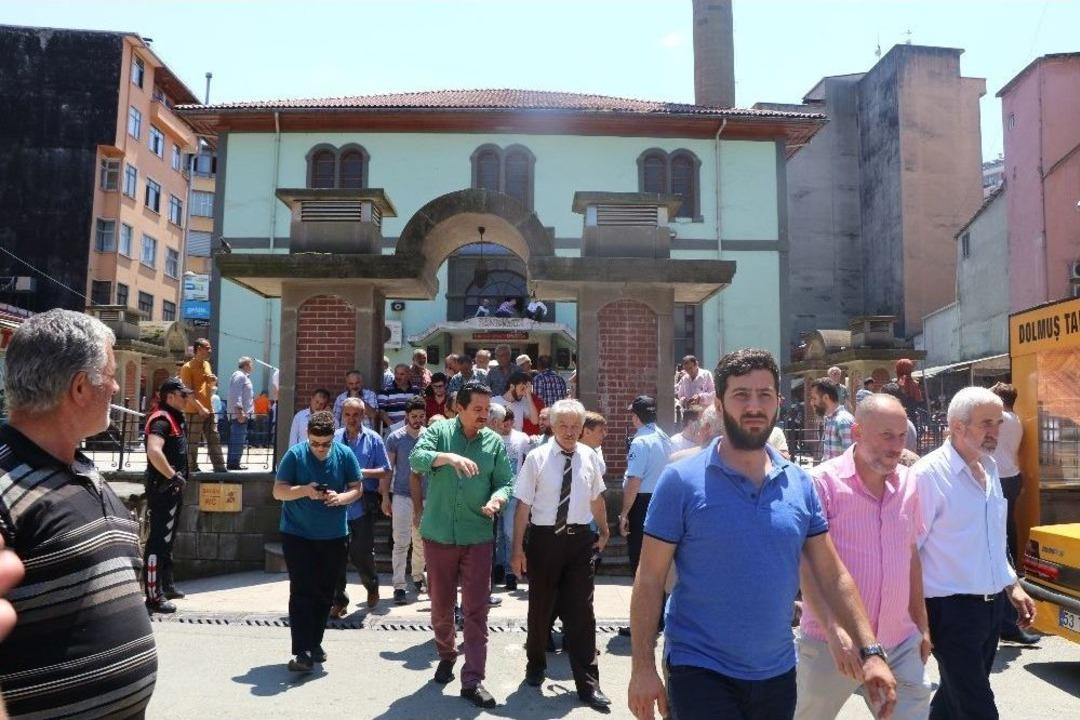 Rize&rsquo;de Tarihi Orta Cami&rsquo;de Son Cuma Burukluğu