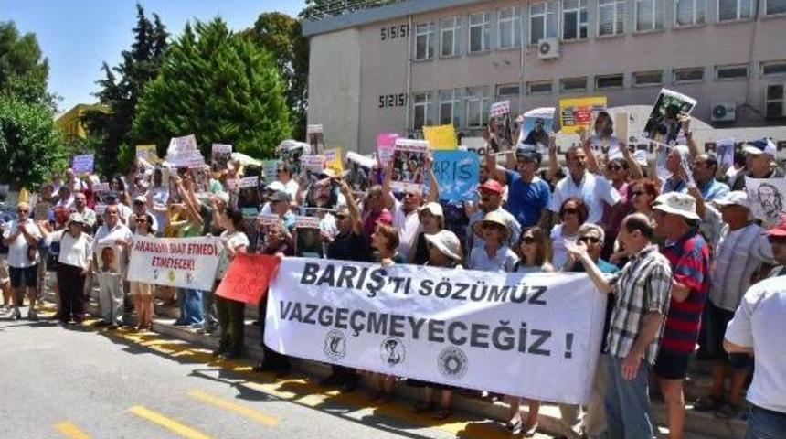 De&uuml;'de G&ouml;revden Uzaklaştırma Kararına Tepki S&uuml;r&uuml;yor