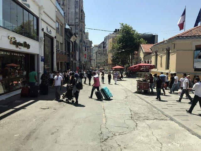 (özel Haber) Vatandaşlar Gölgeyi Tercih Edince, İstiklal Caddesi’nin Bir Tarafı Boş Kaldı