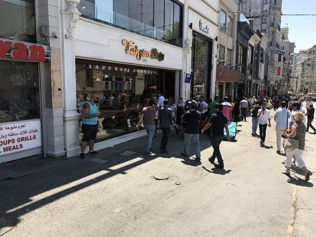 (özel Haber) Vatandaşlar Gölgeyi Tercih Edince, İstiklal Caddesi’nin Bir Tarafı Boş Kaldı