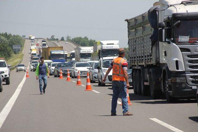 Bariyerlere Çarpan Araçta 5 Kişi Yaralandı