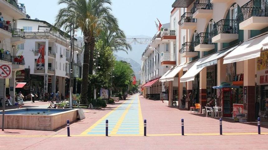 Hava Sıcaklığı Kemer Caddelerini Boşalttı