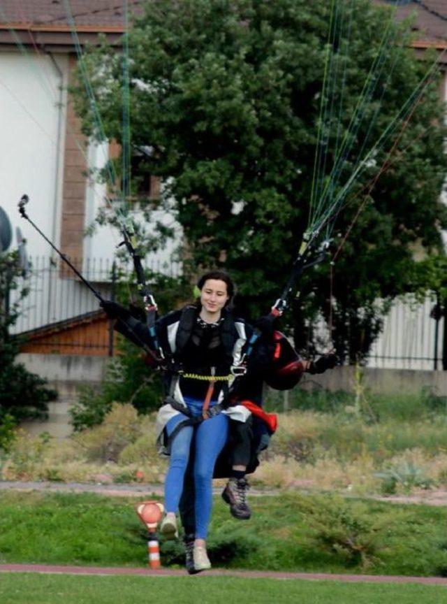 Birlikte Üniversite Diploması Alan Baba– Kız, Yamaç Paraşütüyle Uçuş Yaptı