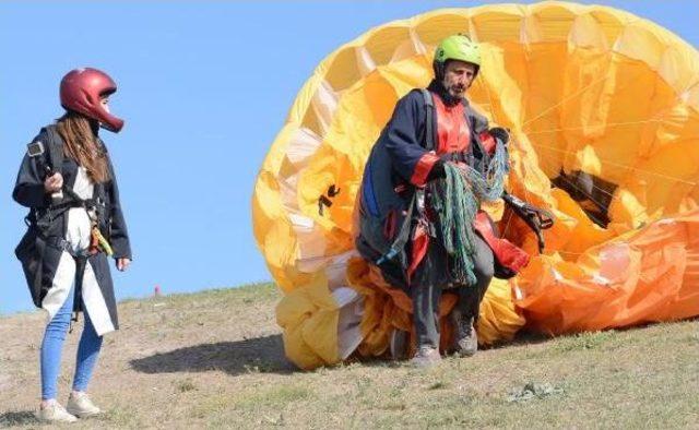 Birlikte Üniversite Diploması Alan Baba– Kız, Yamaç Paraşütüyle Uçuş Yaptı