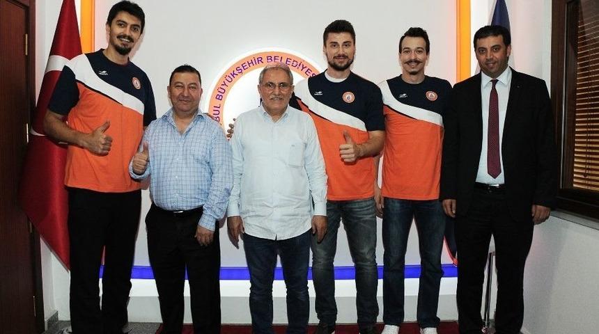 İstanbul Bb&rsquo;de &Uuml;&ccedil; İmza