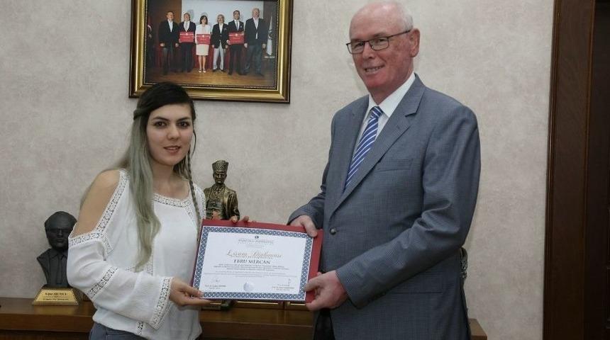 Odunpazarı’nda İşçinin Başarılı Çocuğuna Ödül Verildi