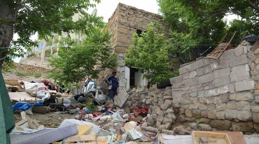 Niğde Belediyesi Yaşlı &Ccedil;iftin Evini Yeniledi