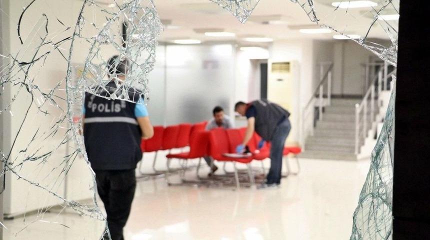 Antalya&rsquo;da Banka Şubesine Baltayla Zarar Veren Şahıs Teslim Oldu