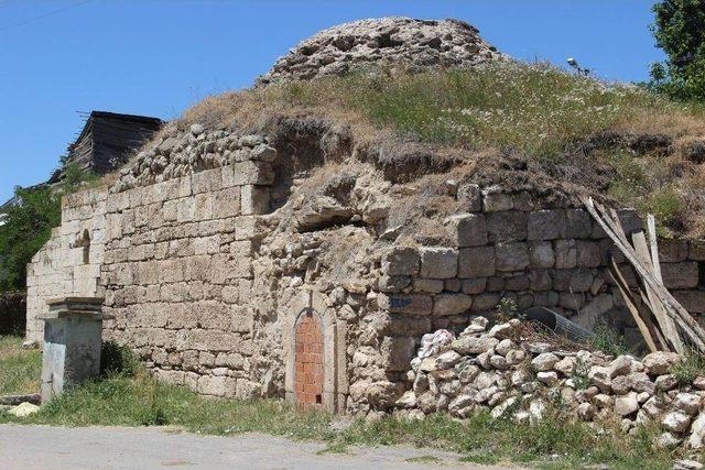 Tarihi Hamamın Kalan Yarısı Ahır Oldu