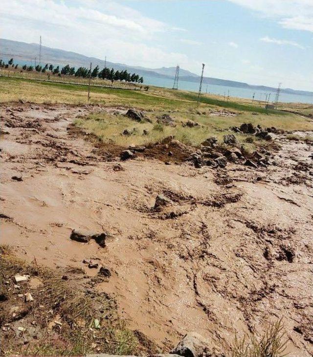 Muradiye'de Yağmur Sele Neden Oldu