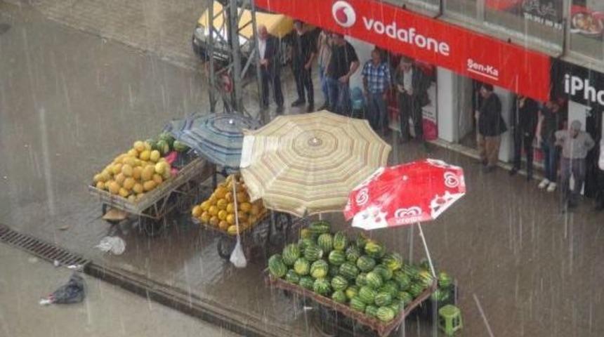 Y&uuml;ksekova'da Yağmur Ve Dolu Etkili Oldu